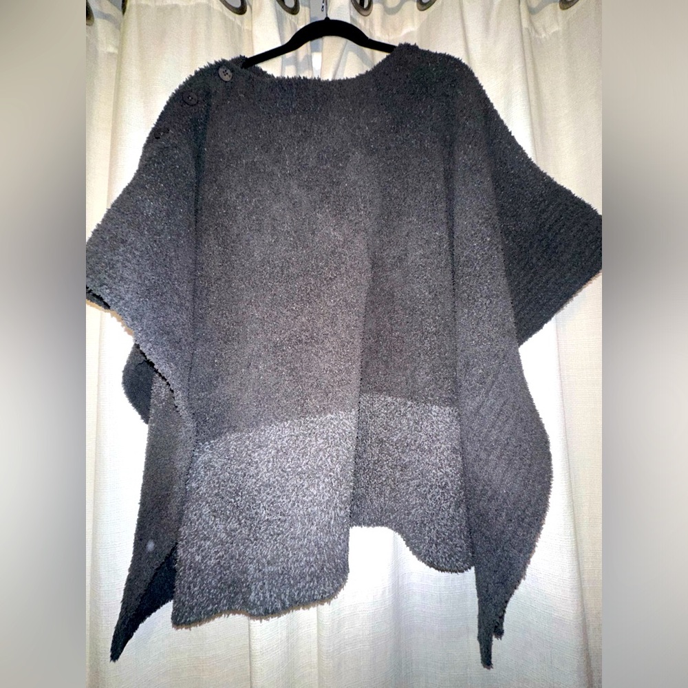 Barefoot dreams cozy poncho. One size. EUC.